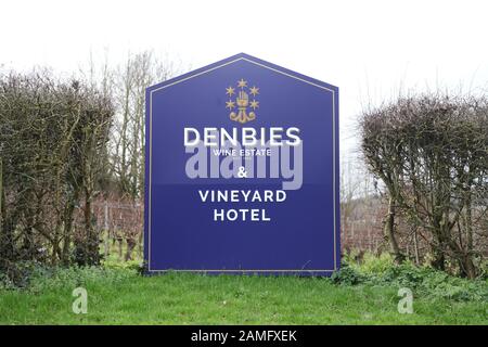 Beschilderung für Denbies Vineyard und Vineyard Hotel, Dorking, Surrey, Januar 2020 Stockfoto