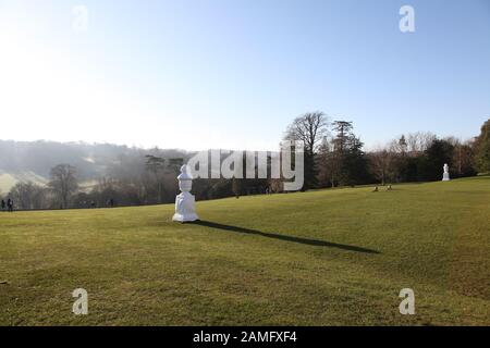 Gartenschmuck aus Kalksteinkalk und vor Winterfrost geschützte Statuen in den Gärten von Polesden Lacey, mit Blick auf die Surrey Hills, Gebiet des Outstands Stockfoto