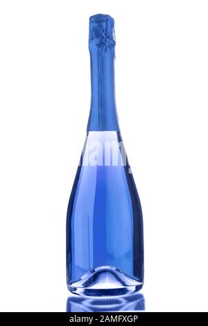 Flasche blauer Sekt isoliert auf Weiß. Vertikales Format. Champagner. Romantisches Geschenk. Nahaufnahme. Stockfoto