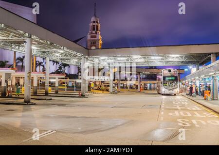 Kowloon, Hongkong - 11. Dezember 2016: Abendansicht des Busbahnhofs. Stockfoto