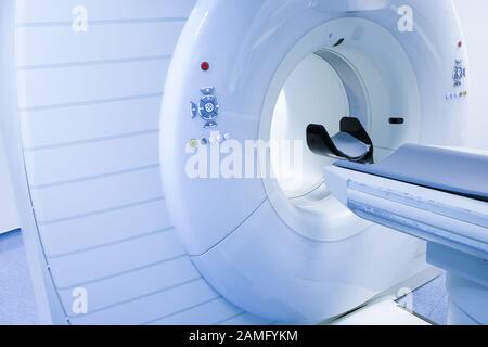 CT (Computertomographie-Tomographie) Scanner im Krankenhauslabor. Gesundheitswesen, Medizintechnik, High-Tech-Ausrüstung und Diagnose-Konzept mit Textfreiraum. Stockfoto