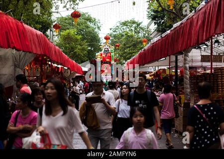 Eine belebte Straße entlang der Waterloo Straße zur Vorbereitung des chinesischen Neujahrs. Ein hoher Gott der Fortune befindet sich mitten in der Straße, Singapur Stockfoto