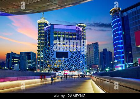 Das Dongdaemun Design plaza (entworfen von Zaha Hadid) und das Einzelhandelsviertel in Seoul beleuchteten in der Abenddämmerung Stockfoto