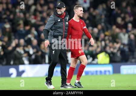 London, ENGLAND - 11. JANUAR Liverpool-Manager Jurgen Klopp gratuliert Jordan Henderson, nachdem er am Samstag, den 11. Januar 2020, das Premier-League-Spiel zwischen Tottenham Hotspur und Liverpool im Tottenham Hotspur Stadium, London, gewonnen hat. (Kredit: Jon Bromley / MI News) Foto darf nur für redaktionelle Zwecke in Zeitungen und/oder Zeitschriften verwendet werden, Lizenz für kommerzielle Nutzung erforderlich Credit: MI News & Sport /Alamy Live News Stockfoto