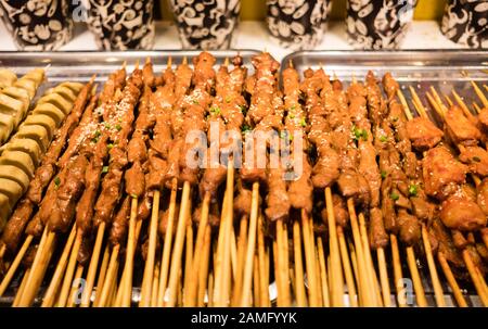 Schweinefleisch Kebab-Haufen auf weißem Metallpanen-Hintergrund Stockfoto