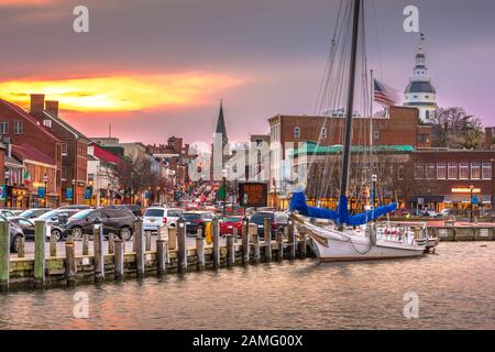 Annapolis, Maryland, USA, ab Annapolis Harbor in der Abenddämmerung. Stockfoto