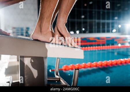 3/4-Ansicht des Sportlers, der auf dem Tauchblock steht Stockfoto