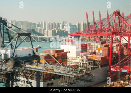 HongKong, China - November 2019: Kräne laden Shipping Container auf Fracht Hafen Logistik Zentrum in Hongkong Stockfoto