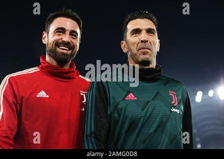 Juventus Torhüter Carlo Pinsoglio (L) und Gianluigi Buffon (R) sprechen sich am Ende der Aufwärmphase vor dem italienischen Champions-Serie-A-Fußballspiel zwischen AS Roma und Juventus am 12. Januar 2020 im Stadio Olimpico in Rom, Italien - Foto Federico Proietti/ESPA-Imaes Stockfoto