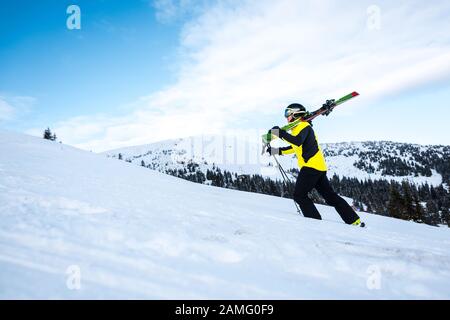 Seitenansicht des Skifahrers mit Skistöcken auf Schnee Stockfoto