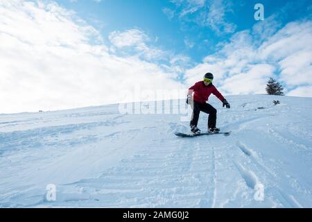 Sportliche Snowboarder fahren im Winter auf dem Hang Stockfoto