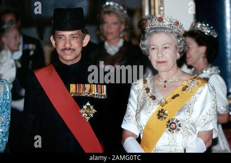 Hassanal Bolkiah, Sultan von Brunei und HM Queen Elizabeth II. Nehmen an einem Bankett im Buckingham Palace während des Sultan-Staatsbesuchs in Großbritannien am 19. November Teil Stockfoto