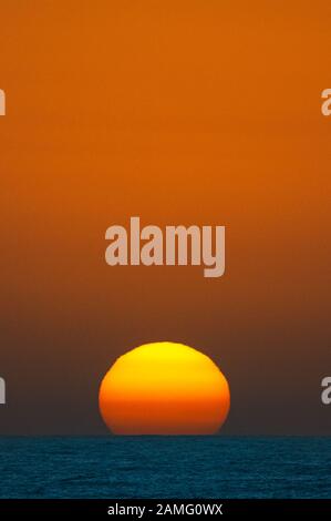 Farbenfroher Sonnenaufgang über dem Pazifischen Ozean an einem unschönen Morgen. Stockfoto