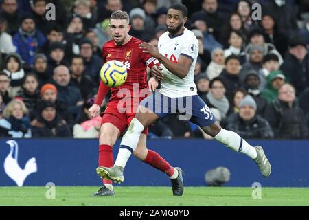 London, ENGLAND - 11. JANUAR TOTTENHAMS Japheth Tanganga kämpft mit dem Liverpooler Mittelfeldspieler Jordan Henderson während des Premier-League-Spiels zwischen Tottenham Hotspur und Liverpool im Tottenham Hotspur Stadium, London am Samstag, den 11. Januar 2020. (Kredit: Jon Bromley / MI News) Foto darf nur für redaktionelle Zwecke in Zeitungen und/oder Zeitschriften verwendet werden, Lizenz ist für kommerzielle Zwecke erforderlich Stockfoto