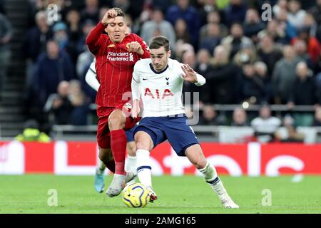 London, ENGLAND - 11. JANUAR DER Liverpooler Roberto Firmino kämpft mit dem Tottenham Mittelfeldspieler Harry Winks während des Premier-League-Spiels zwischen Tottenham Hotspur und Liverpool im Tottenham Hotspur Stadium, London am Samstag, den 11. Januar 2020. (Kredit: Jon Bromley / MI News) Foto darf nur für redaktionelle Zwecke in Zeitungen und/oder Zeitschriften verwendet werden, Lizenz ist für kommerzielle Zwecke erforderlich Stockfoto