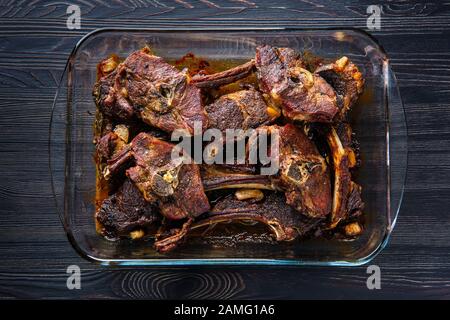 Lammfleisch im Ofen gebacken Stockfoto