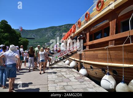 Herceg Novi, Montenegro - Juni 10. 2019. Vergnügen touristischen Schiff in einem Hafen Stockfoto