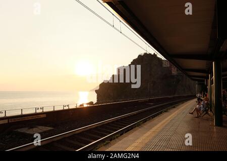 Der Bahnsteig des Küstenbahnhofs Cinque Terre von Vernazza bei Sonnenuntergang, Cinque Terre, Ligurien, Italien EU Stockfoto