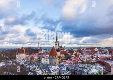 Blick auf Tallinn von der Aussichtsplattform am Wintertag Stockfoto