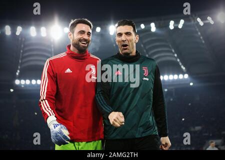 Juventus Torhüter Carlo Pinsoglio (L) und Gianluigi Buffon (R) sprechen sich am Ende der Aufwärmphase vor dem italienischen Champions-Serie-A-Fußballspiel zwischen AS Roma und Juventus am 12. Januar 2020 im Stadio Olimpico in Rom, Italien - Foto Federico Proietti/ESPA-Imaes Stockfoto