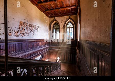 Holztreppe in der verlassenen Burg Sharovskiy in der Charkower Region. Ukraine Stockfoto