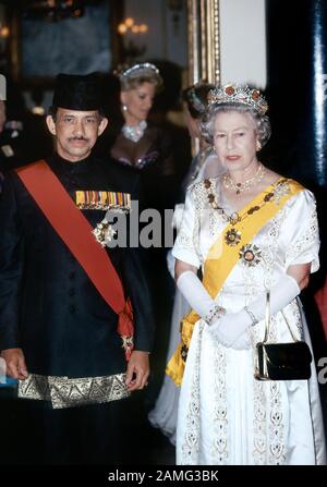 Hassanal Bolkiah, Sultan von Brunei und HM Queen Elizabeth II nehmen während des Staatsbesuchs des Sultans in Großbritannien 1992 an einem Bankett im Buckingham Palace Teil Stockfoto