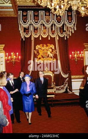HM Queen Elizabeth II und HRH Duke of Edinburgh kommen im Throne Room im St James's Palace, London, England November 1992 zu einem Empfang Stockfoto
