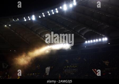 Eine Ansicht der Roma-Anhänger während des italienischen Fußballspiels der Serie A zwischen AS Roma und Juventus am 12. Januar 2020 im Stadio Olimpico in Rom, Italien - Foto Federico Proietti/ESPA-Imaes Stockfoto