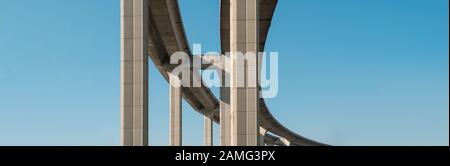 Highwahy-Brücke, erhöhte Autobahn isoliert am blauen Himmel Stockfoto