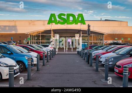 Der Parkplatz und die Fassade des Ladens der Walmart besaßen die britische Supermarktkette ASDA, die sich in einem Wohngebiet im Norden Englands befindet. Stockfoto