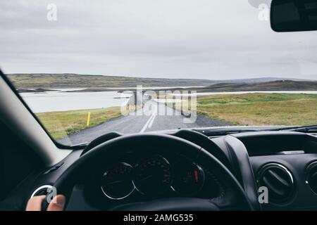 Blick vom Fahrersitz über die Straße nach Landmannalaugar, Island. Stockfoto