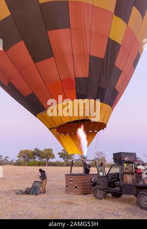 Heißluftballon im Morgengrauen, Bushman Plains, Okavanago Delta, Botswana Stockfoto