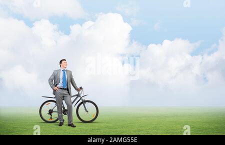 Junger Mann im grauen Anzug und Krawatte Stockfoto