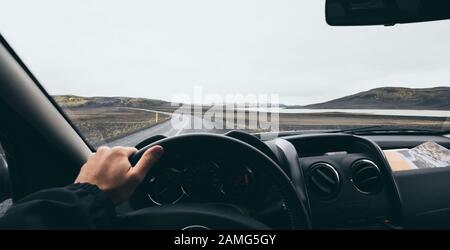 Blick vom Fahrersitz über die Straße nach Landmannalaugar, Island. Stockfoto