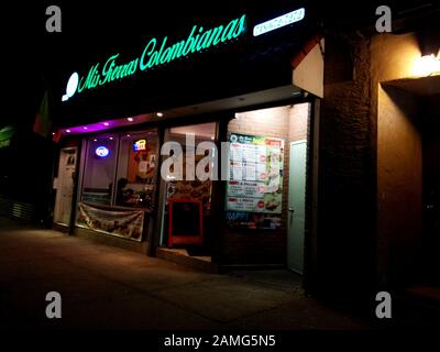 Nachtszene außerhalb Des Restaurants Mis Tierras Colombianas, 54-08 Roosevelt Avenue, Woodside, Queens, New York, 25. März 2019. () Stockfoto