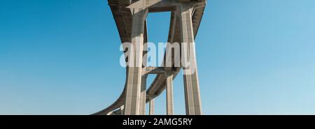 Highwahy-Brücke, erhöhte Autobahn isoliert am blauen Himmel Stockfoto