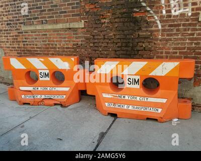 New York City Department of Transportation (NYC DOT) Sidewalks and Inspection Management (SIM) Division Orange Plastic Barriers, New York City, New York, 11. März 2019. () Stockfoto