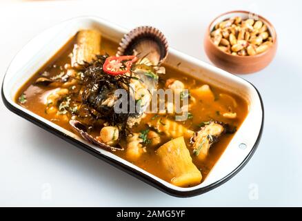 Peruanische Küche: Meeresfrüchtesuppe, genannt Parihuela Especial Onion Stockfoto