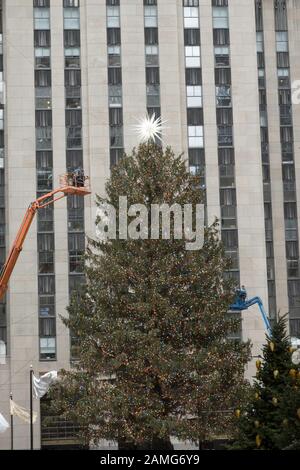 Arbeiter besuchen den riesigen Weihnachtsbaum des Rockefeller Center während der Ferienzeit, New York City, USA Stockfoto