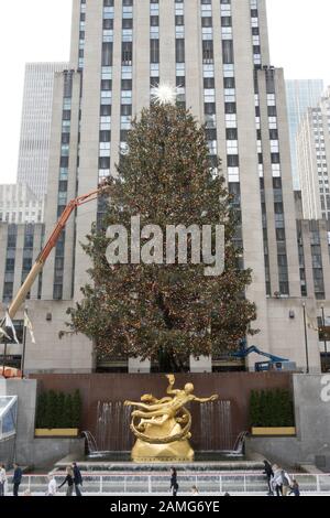 Arbeiter besuchen den riesigen Weihnachtsbaum des Rockefeller Center während der Ferienzeit, New York City, USA Stockfoto