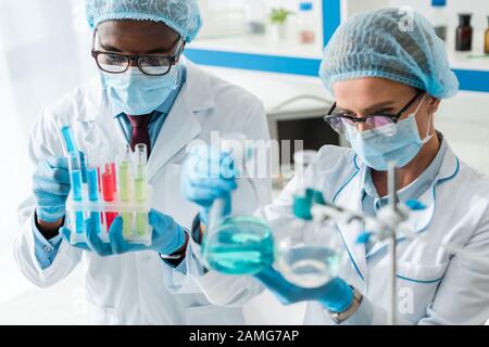 Selektiver Fokus von multikulturellen Biologen, die im Labor Tests durchführen Stockfoto