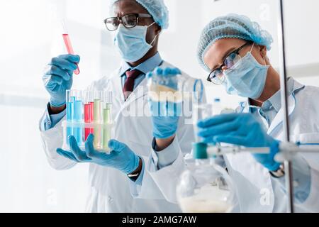 Selektiver Fokus von multikulturellen Biologen, die im Labor Tests durchführen Stockfoto