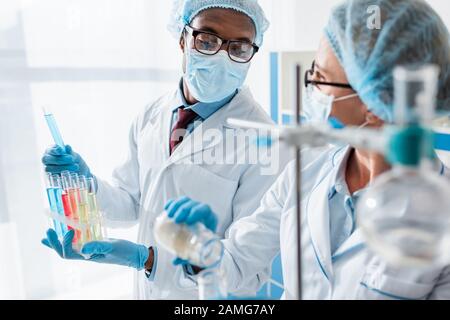 Selektiver Fokus von multikulturellen Biologen, die im Labor Tests durchführen Stockfoto