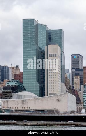 Die US-Mission im Gebäude der Vereinten Nationen und das Millennium Hotel UN Plaza (hinten), New York City, Vereinigte Staaten von Amerika 2018. Stockfoto