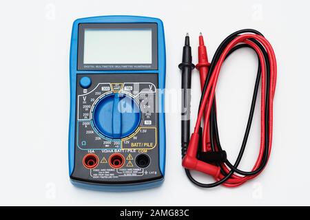 Elektro-Multimeter auf weiß. Draufsicht. Stockfoto