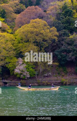 Bootstour auf dem Hozugawa River in Arashiyama, Kyoto, Japan Stockfoto