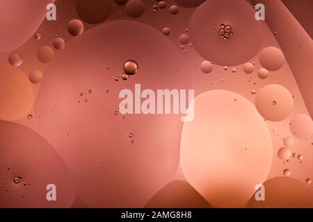 Abstrakter Hintergrund aus Mischwasser und Ölblasen in roter Farbe Stockfoto