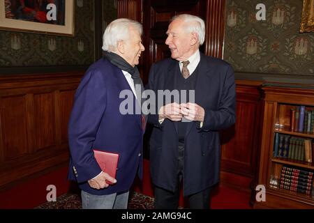 Hamburg, Deutschland. Januar 2020. Im Rathaus stehen die Brüder Christoph von Dohnanyi, Dirigent und künstlerischer Leiter (l), und Klaus von Dohnanyi (SPD), ehemaliger Erster Bürgermeister Hamburgs. Zuvor hatte P.Tschentscher (SPD), Erster Bürgermeister Hamburgs, Christoph von Dohnanyi im Bürgermeisteramt die Johannes Brams Medaille überreicht. Kredit: Georg Wendt / dpa / Alamy Live News Stockfoto