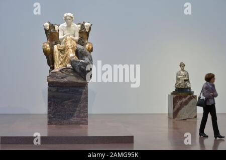 Leipzig, Deutschland. Dezember 2019. Ein Blickfang ist die Klinger-Skulptur "Beethoven" im Museum Der Bildenden Künste Leipzig. Das Jahr 2020 wird sowohl zum 250. Geburtstag des Komponisten Ludwig van Beethoven als auch zum 100. Todestag des Künstlers Max Klinger (1857-1920) werden. Kredit: Volkmar Heinz / dpa-Zentralbild / ZB / dpa / Alamy Live News Stockfoto