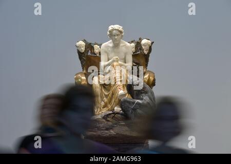 Leipzig, Deutschland. Dezember 2019. Ein Blickfang ist die Klinger-Skulptur "Beethoven" im Museum Der Bildenden Künste Leipzig. Das Jahr 2020 wird sowohl zum 250. Geburtstag des Komponisten Ludwig van Beethoven als auch zum 100. Todestag des Künstlers Max Klinger (1857-1920) werden. Kredit: Volkmar Heinz / dpa-Zentralbild / ZB / dpa / Alamy Live News Stockfoto